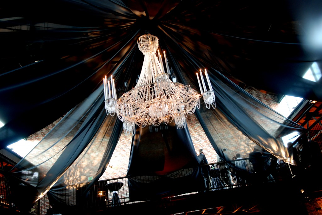 vintage-chandelier-black-and-white-wedding