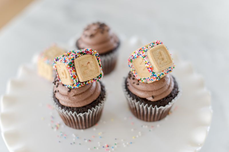 baby-blocks-cupcakes-shower-semi-homemade-abc-sprinkles-frosting
