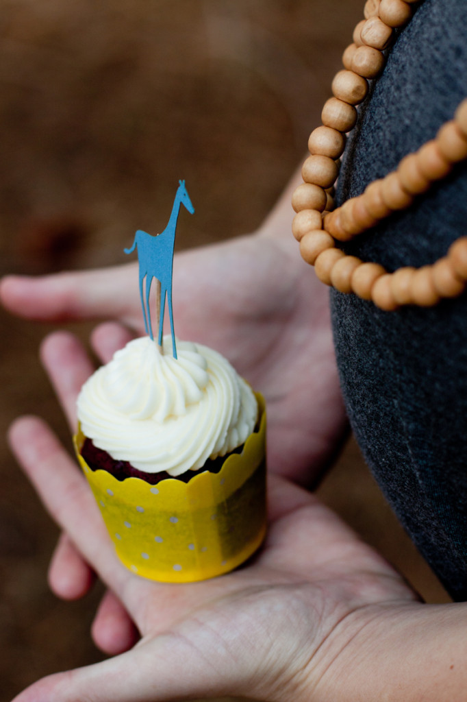blue-yellow-giraffe-baby-shower-outdoor-party-cupcake