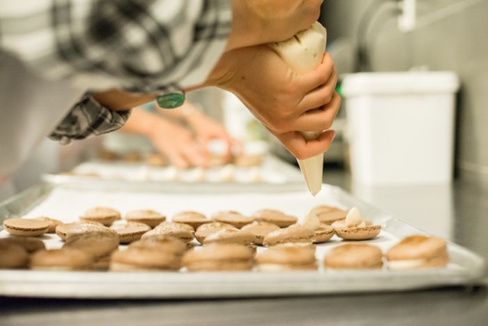 make-and-mingle-macaron-workshop-pastry-frosting-filling