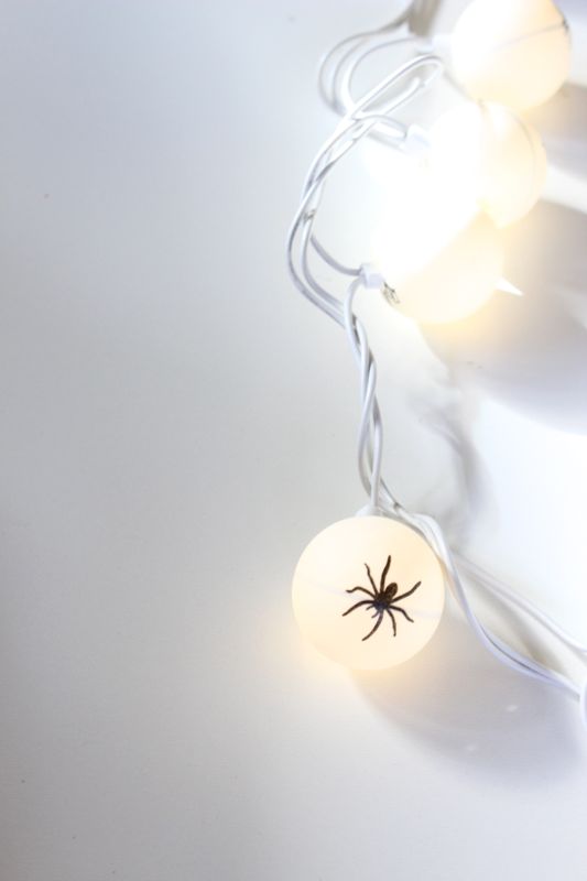 DIY-ping-pong-ball-diy-halloween-lights-spider