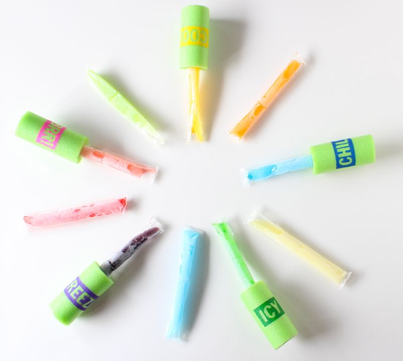 summer-diy-freezer-pop-holder-popsicle-green-pool-noodle-brr